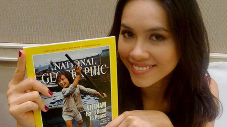 Hoàng My mang cuốn sách National Geographic giới thiệu về đất nước để đóng góp vào Thư viện Sách thế giới do Tổ chức Miss World sáng lập.
